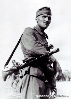 normal_MG30-with-Hungarian-trooper.jpg