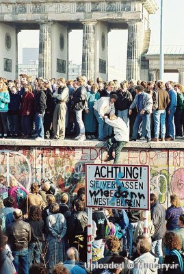 normal_403px-BerlinWall-BrandenburgGate.